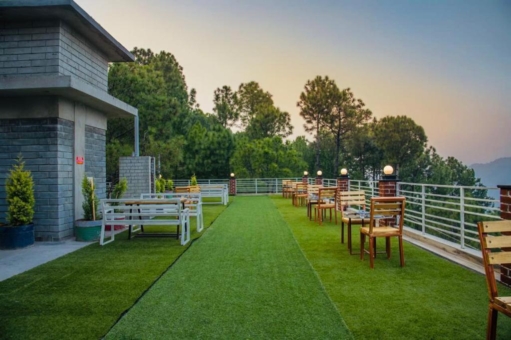 Hillcrest Heights Bed and Breakfast Kasauli Esterno foto